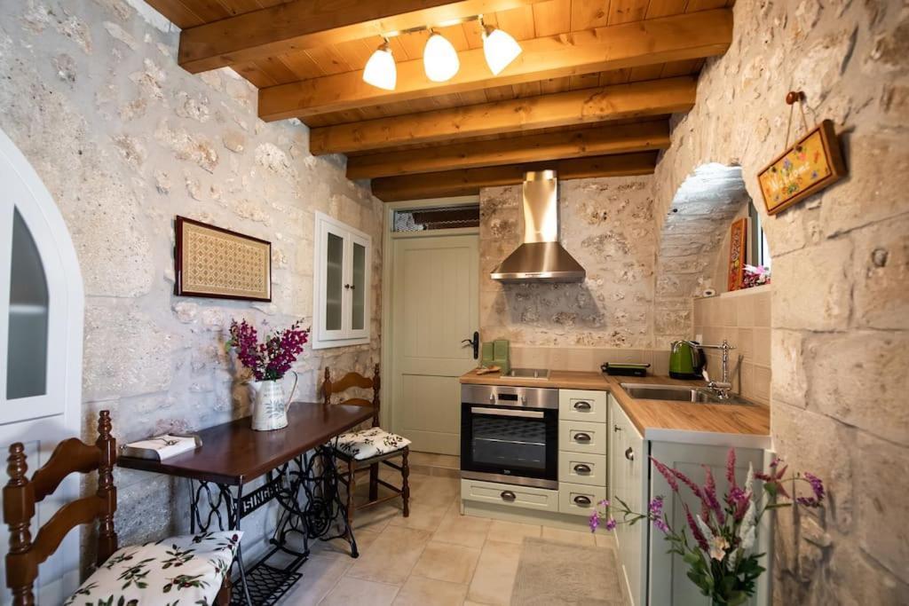 La Casa Di Bella A Tradional Stone House With Barbecue Villa Kariá Екстериор снимка